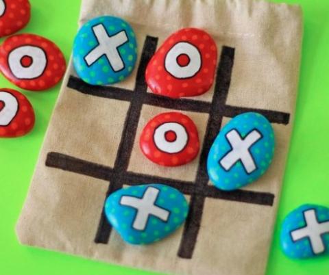 Image of tic tac toe game made with rocks